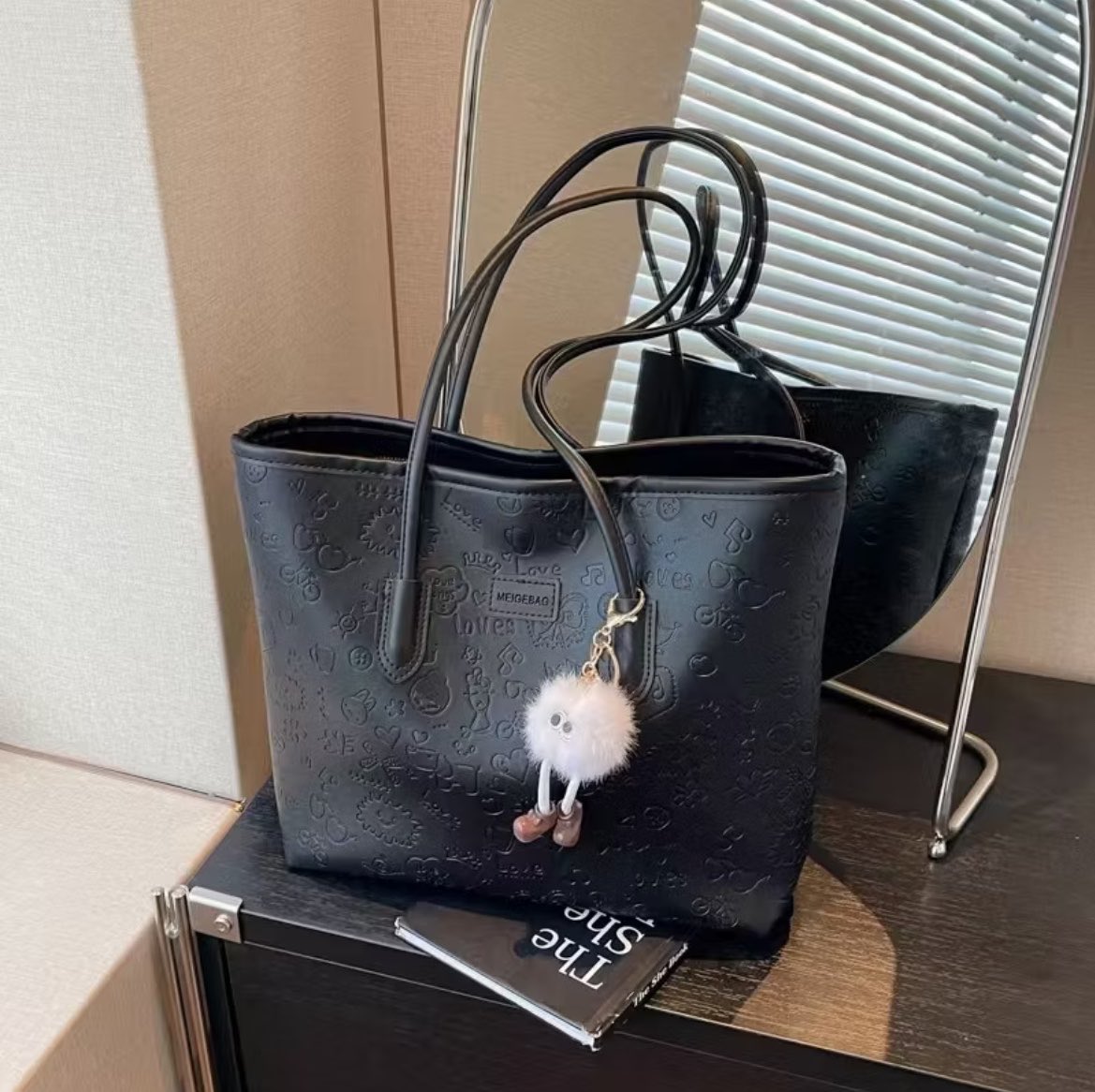 julyyyata's tweet photo. Tas tote dengan bahan kulit premium dan sdh dilengkapi dengan penutup resleting.
Bisa di pakai shoulder dan juga handbag.
Cocok dipakai kerja, kuliah, maupun jalan-jalan.
Ukuran tas: Panjang: 35cm, tinggi: 27cm, lebar: 11cm.

https://t.co/5eLAqye9X2 https://t.co/MOwfzHXXMz