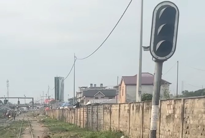tyojyukuP's tweet photo. 【前面展望】コンゴ民主共和国 キハ183系（マテテ→キンシャサ中央駅）Cab Ride in DR Congo🇨🇩 Matete - Kinsh... https://t.co/pHomgZQhaM 
・全部不点灯の信号
・無関係っぽい土で埋まってる線路
・通過直前に線路上へポイ捨てする住民
すごいっすね… よく日本人が撮りにいけたなぁ… https://t.co/8xL6vYlzVr