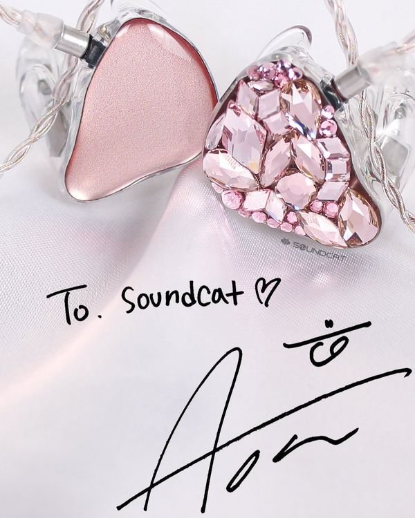 bracket_s2's tweet photo. 어떤연하는 왼쪽처럼 무난한 스타일을 선호하는 것 같은데 연상이랑 커플 인이어st로 디자인 맞추고 싶어서 무리하게 수정한 느낌이라 웃김... 냐댠 real love좀 숨겨주세요...(제망상입니다) https://t.co/CSyKngBC8Z