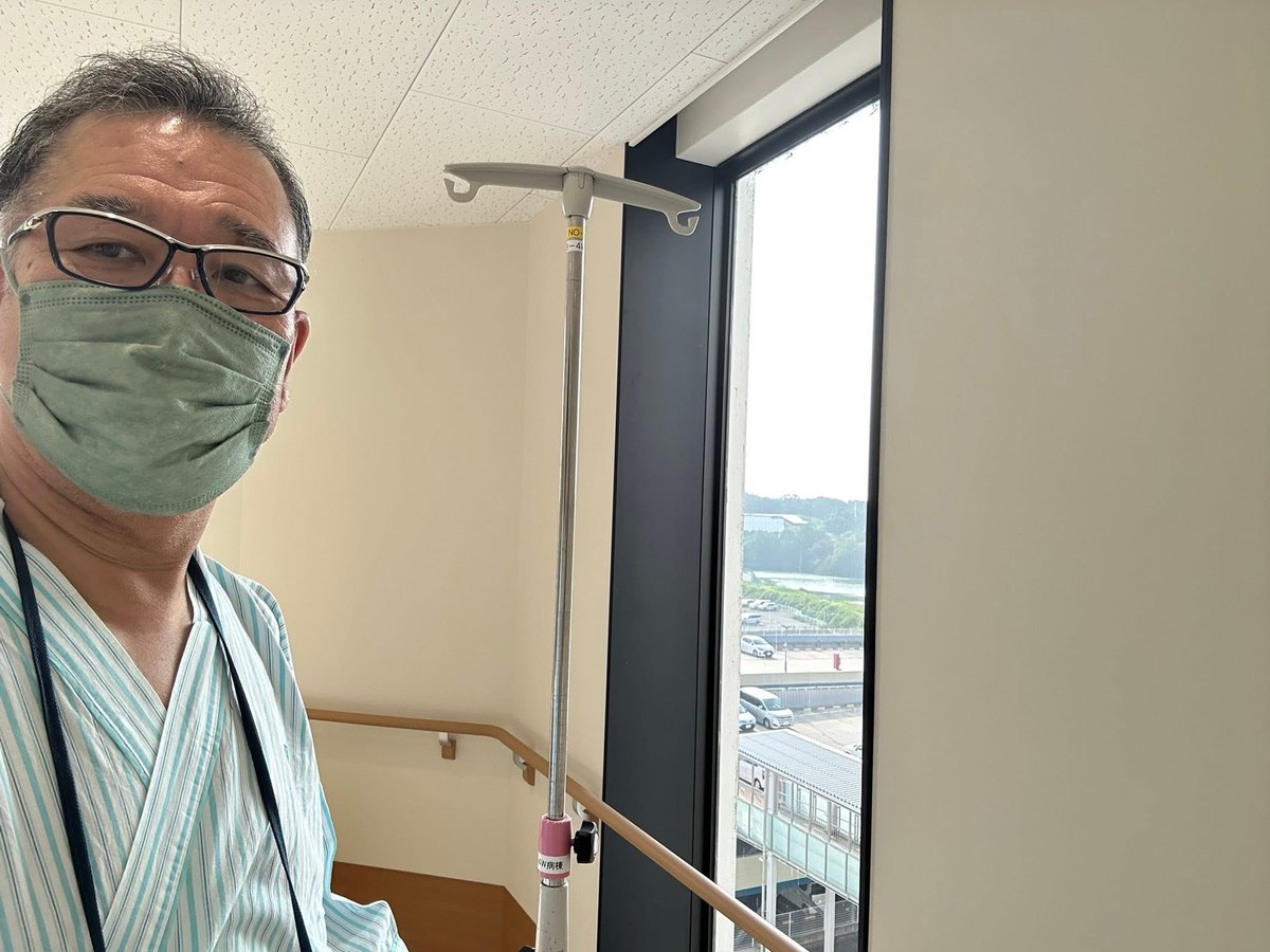 mori_ichiyou's tweet photo. 1年前の今日七夕の日に前立腺がんの手術を受けました
手術の翌々日に初めて病室を出た時の写真です

もう1年まだ1年 どちらとも言えるくらい公私共に本当にいろいろなことがありました

これからもまだまだいろいろなことがありそうですがどうせ転ぶなら少しでも良い方向に転ぶようにしたいと思います https://t.co/GFjoPblCHK