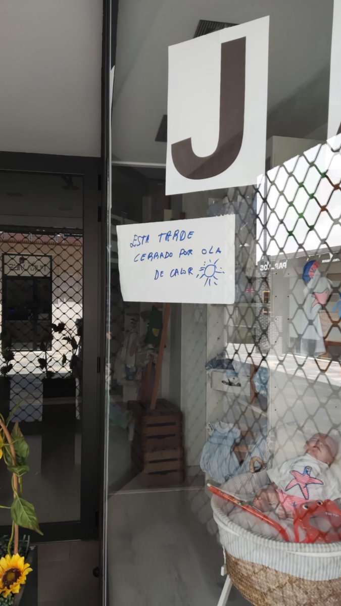 SERnavarra's tweet photo. 📸 🥵 | Visto en #Tudela. El comercio se anticipa al calor. 

Las temperaturas hoy superarán los 40 grados en muchos puntos de la Ribera Navarra https://t.co/3waey0FaLX