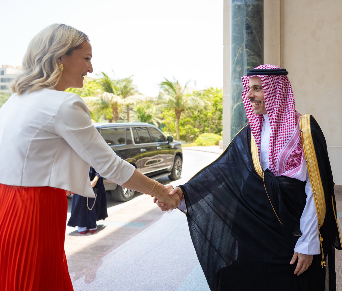 KSAmofaEN's tweet photo. #Jeddah | Foreign Minister HH Prince @FaisalbinFarhan received @HMcEntee Ireland’s Minister for Foreign Affairs, Trade and Minister of Defence. https://t.co/l71MfxaWSV