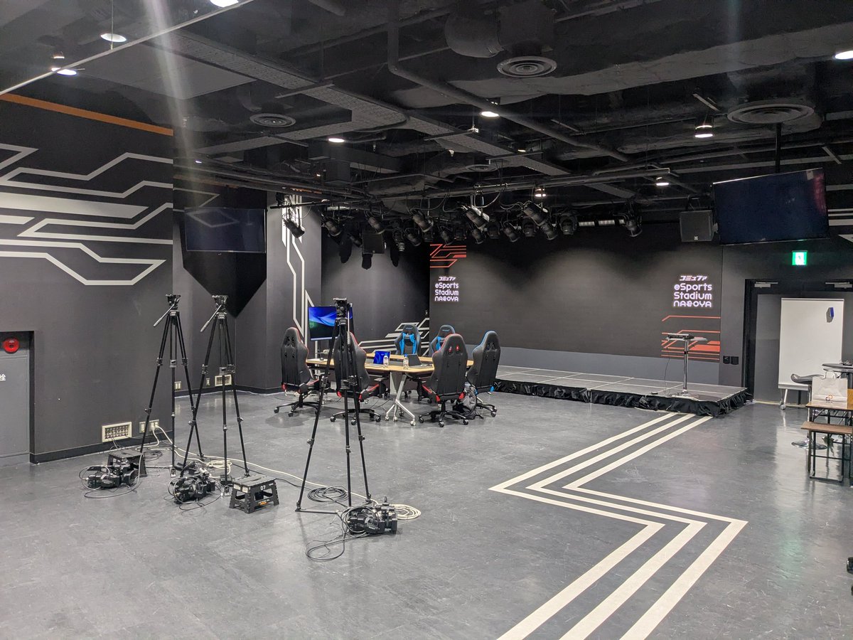 jojo_g_ma's tweet photo. 本日は7月31日のイベント打合せで
コミュファ eSports Stadium NAGOYA
へ伺いました

設備が本格的で、黒にオレンジの内装でとても開放的で雰囲気の良い会場でした
建設的な打合せができ、ゲストも決まりイベンターへ意味のある意見交換会にできそうです

興味ある方は引用先のイベント内容ご確認下さい