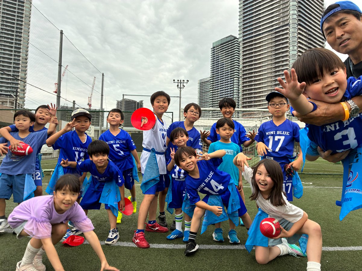 bigbluefb_'s tweet photo. 三週間ぶりのMINI BLUEの練習は、沢山の新メンバーも加わりますます賑やかになりました。暑さも一休みで、充実した練習になりました。
MINI BLUEの活動詳細は、こちらをご覧下さい!
https://t.co/xvLUMRTsdn
#MINIBLUE #IBMBIGBLUE #海浜幕張 #FLAGFOOTBALL https://t.co/20dZhL4EmW