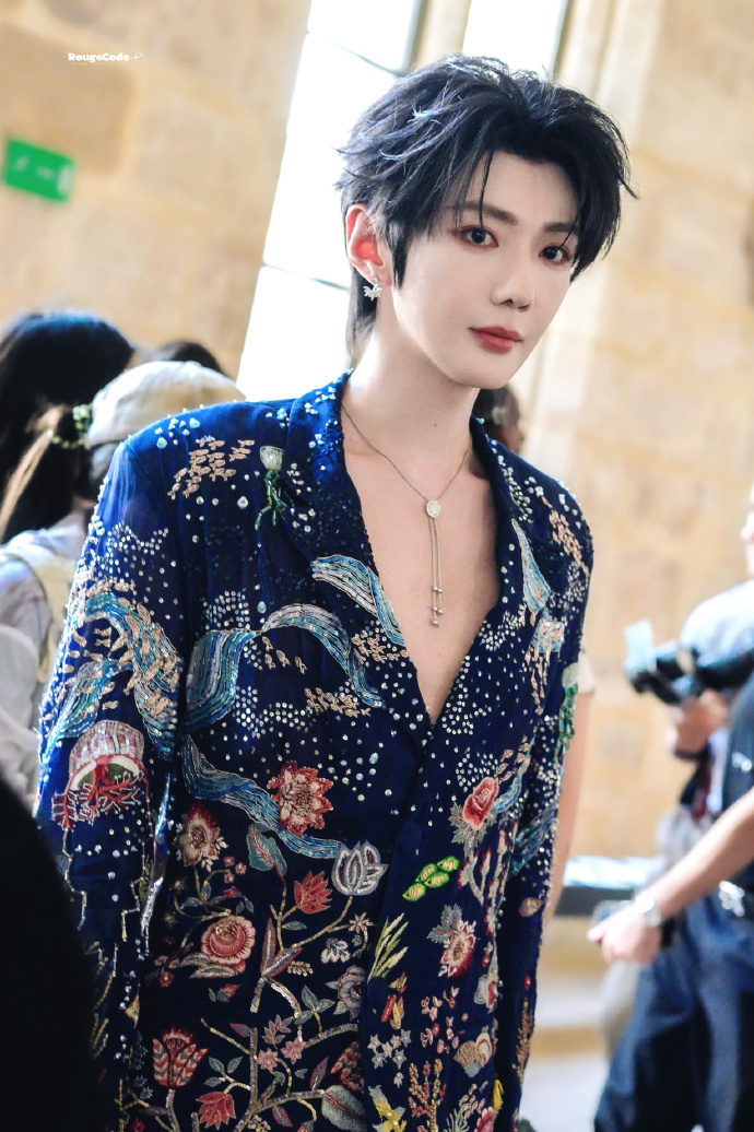 littlegalxy's tweet photo. Rahul Mishra Fall/Winter 2026 Haute Couture Show  

#HaoYiranHCFW 
#ParisHauteCoutureWeek

cr:rouge code https://t.co/m5lLTVviQO