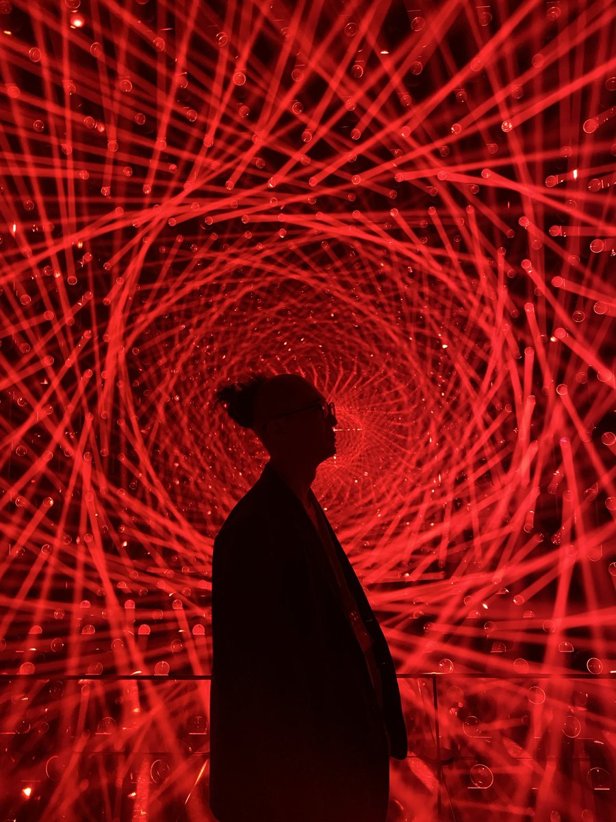 gongtengyu50138's tweet photo. Reality does not always reflect symmetrically. Just as the universe itself is born from broken symmetry, this sculpture exists in the intersection between physical matter and its reflection—unified as one, solely through your perception.

teamLab Borderless https://t.co/o1XINfrVQP