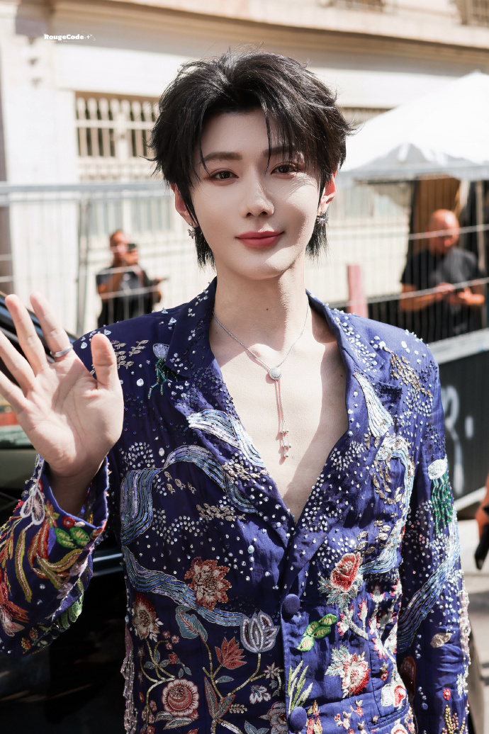 littlegalxy's tweet photo. Rahul Mishra Fall/Winter 2026 Haute Couture Show  

#HaoYiranHCFW 
#ParisHauteCoutureWeek

cr:rouge code https://t.co/m5lLTVviQO