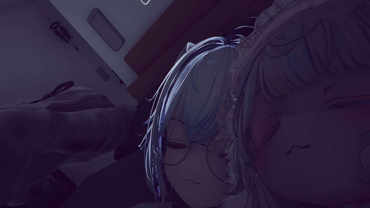 harumiya_VRC's tweet photo. おはよ！
私魔女のキキ！

こっちは寝てる間にカメラが暴発して謎の画角で撮影された寝てる時の私とフレンド！ https://t.co/wqLNkOTZWq