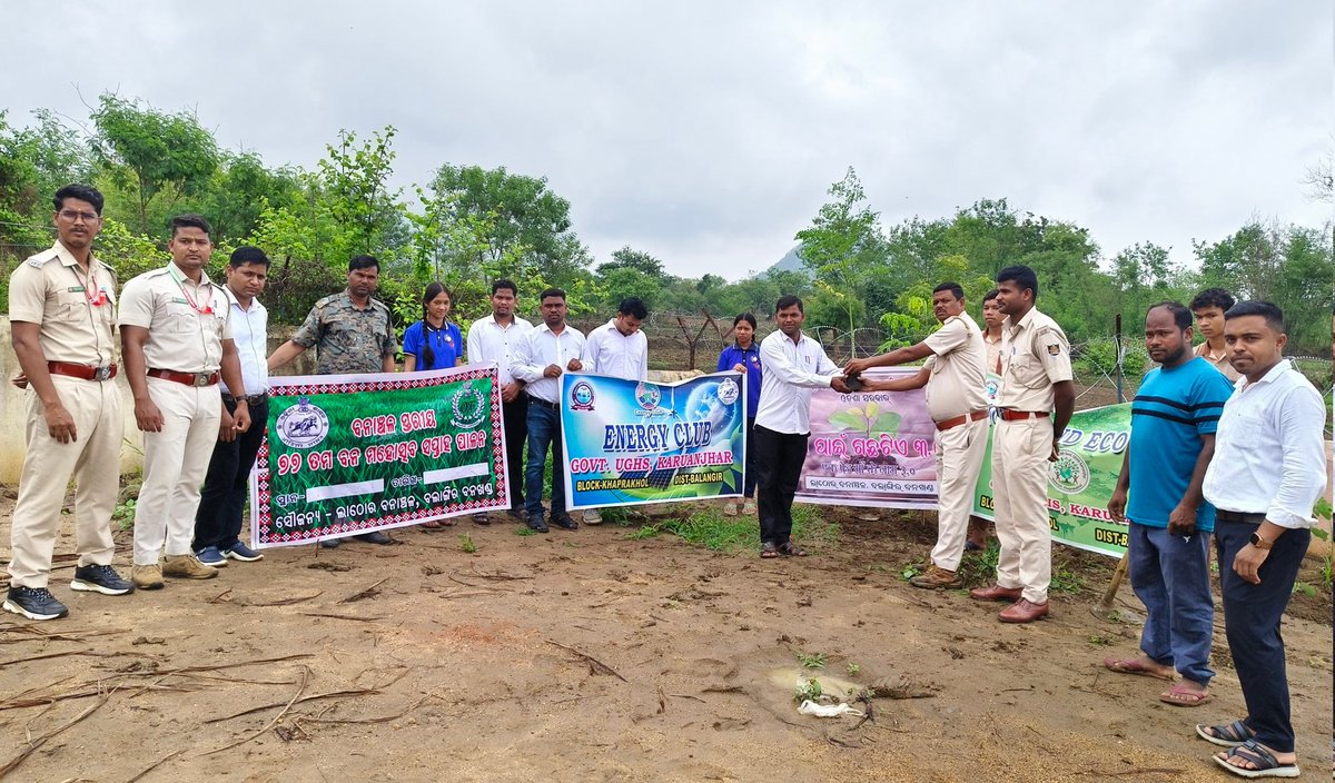 AkashKumarSahu0's tweet photo. 🌿 Celebrating #Vanmahotsav with great enthusiasm at #GovtUGHS Karuanjhar! 🌱Our students, teachers, and community came together to plant saplings and reaffirm our commitment to a greener, cleaner, and more sustainable future.💚#Vanmahotsav2026 #GoGreen #TreePlantation #EcoClub https://t.co/YnFajDyQT9