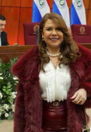 SebastianRochaZ's tweet photo. 🔹La radio @Cooperativa ayer para presentar la noticia de unos supuestos insultos racistas de una Senadora paraguaya contra Mbappé, subió una foto de la senadora con el presidente.

Después subieron otra nota acerca de lo mismo pero una foto sin Kast.

Se dan cuenta de la manipulación, como intentan vincular al presidente con un hecho de racismo.

Es realmente increíble.