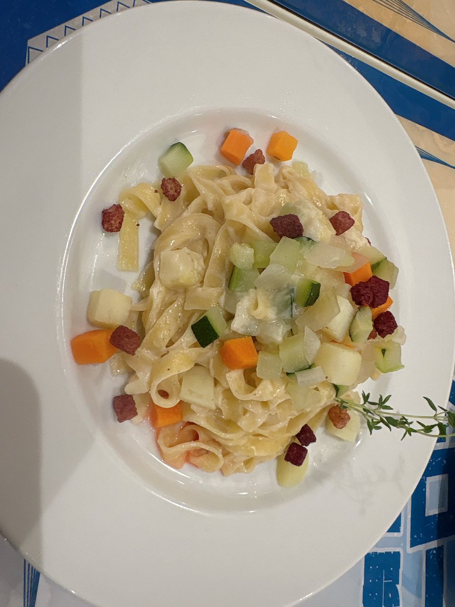 kutisyu's tweet photo. ブルステのコラボカフェに、
二人でお邪魔してきました⚽️

素敵な空間でご飯も美味しくて、
とても楽しかったです👏
好きなものに囲まれるって、
最高だよねぇー！！

絵描けないからたかみちが、
玲王の絵も描いてくれた！😆
その後もいろいろ書いたから、
是非現地で見てみてね！

#ブルステエピ凪 https://t.co/tUdvnT3Zbw