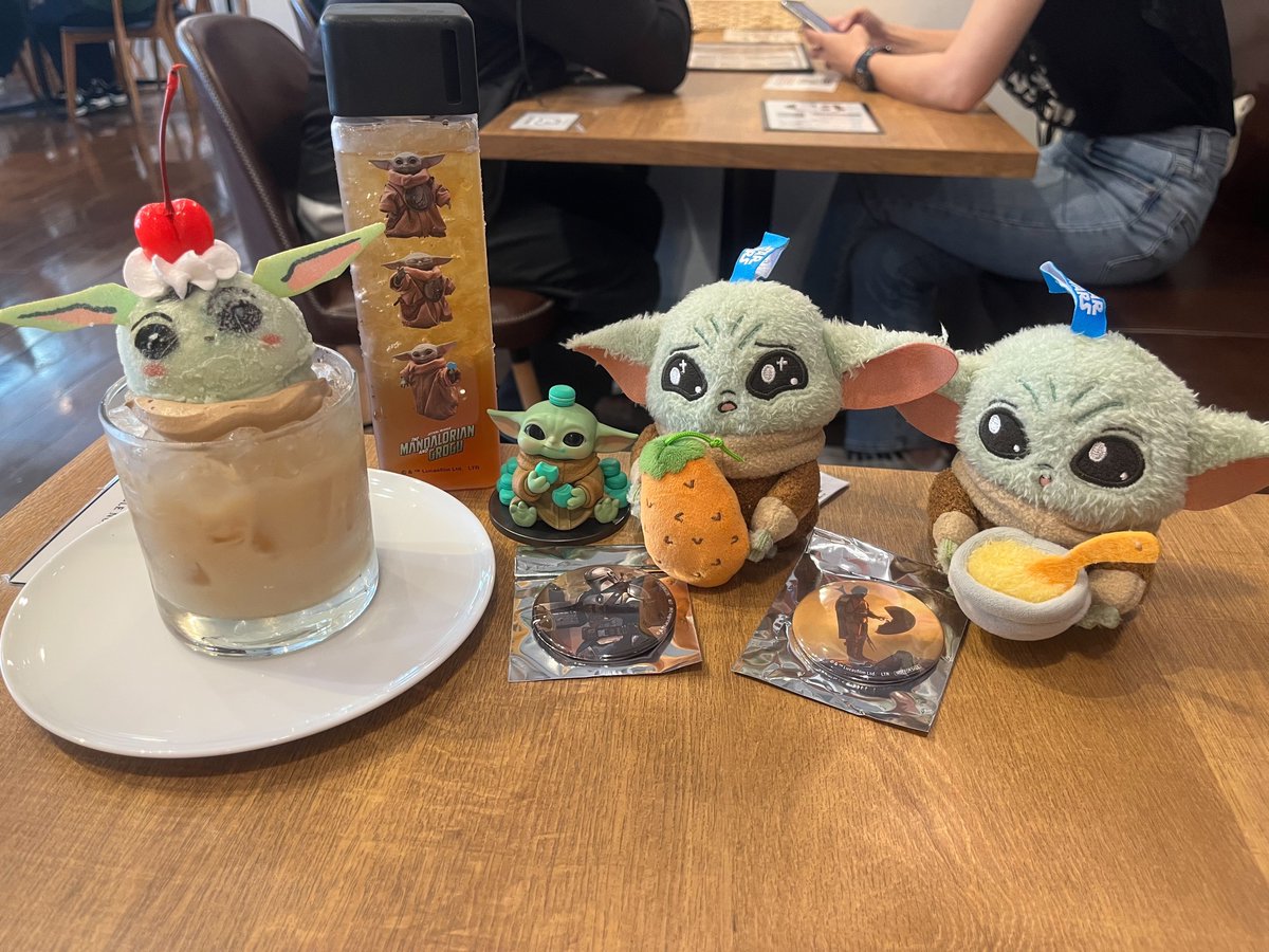 az_8chu's tweet photo. こないだ朝からマンダロリアンの映画見てコラボカフェ行ってきた！💚グーちゃんの成長と可愛すぎるのでおばはんボロ泣きしたわよ😭時間があれば字幕の方も見たいな〜！ https://t.co/hgjryhrEBM