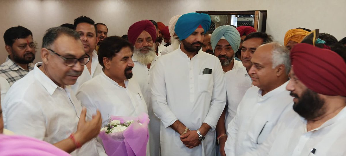 DewanPawan's tweet photo. Felicitated @RajaBrar_INC on his reappointment as @INCPunjab Chief. Presented a striking portrait of Warring symbolically evoking a ‘warrior’. Also extended a warm welcome to @bhupeshbaghel
@RahulGandhi @kharge @kcvenugopalmp @INCIndia
#PunjabElections2027 #MissionPunjab https://t.co/02rUSvbl1Y