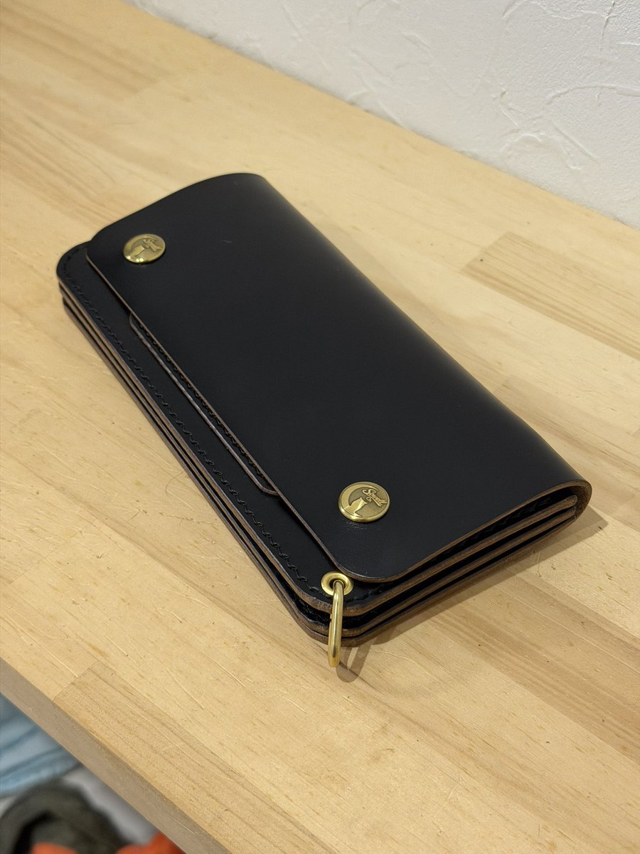 apollo_siamese's tweet photo. トラッカーウォレット購入
フラップにステッチがない無骨な感じが好み
内側のスタンプも真鍮ホックもおしゃれ
＠トラッカーウォレット https://t.co/qrs4POTfDY