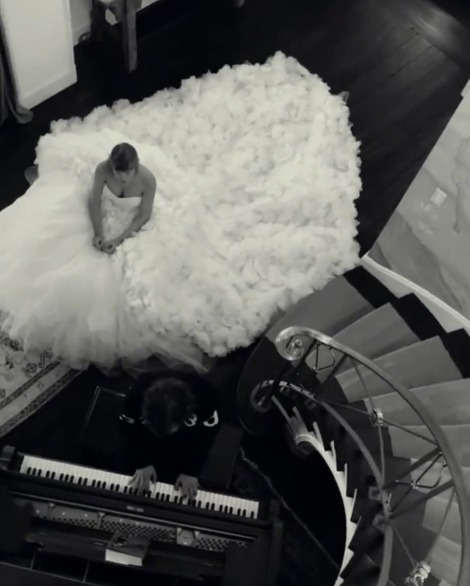 taylorswiftbr's tweet photo. Uma fonte contou para a People que Taylor Swift usou DOIS VESTIDOS durante o casamento, um para a cerimônia e outro para a recepção! 🤍

"Ela estava absolutamente radiante e parecia flutuar pelo ambiente. Eu não a vi parar de sorrir nem uma única vez." https://t.co/2iv1OB1Upp