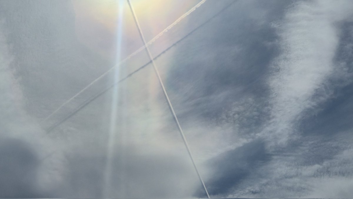 Niceandsmooth2's tweet photo. @As1Tribe Geoengineering another heat dome. Same patterns of spraying as all the other 'heatwaves'. https://t.co/1jzUvyQ6Ev