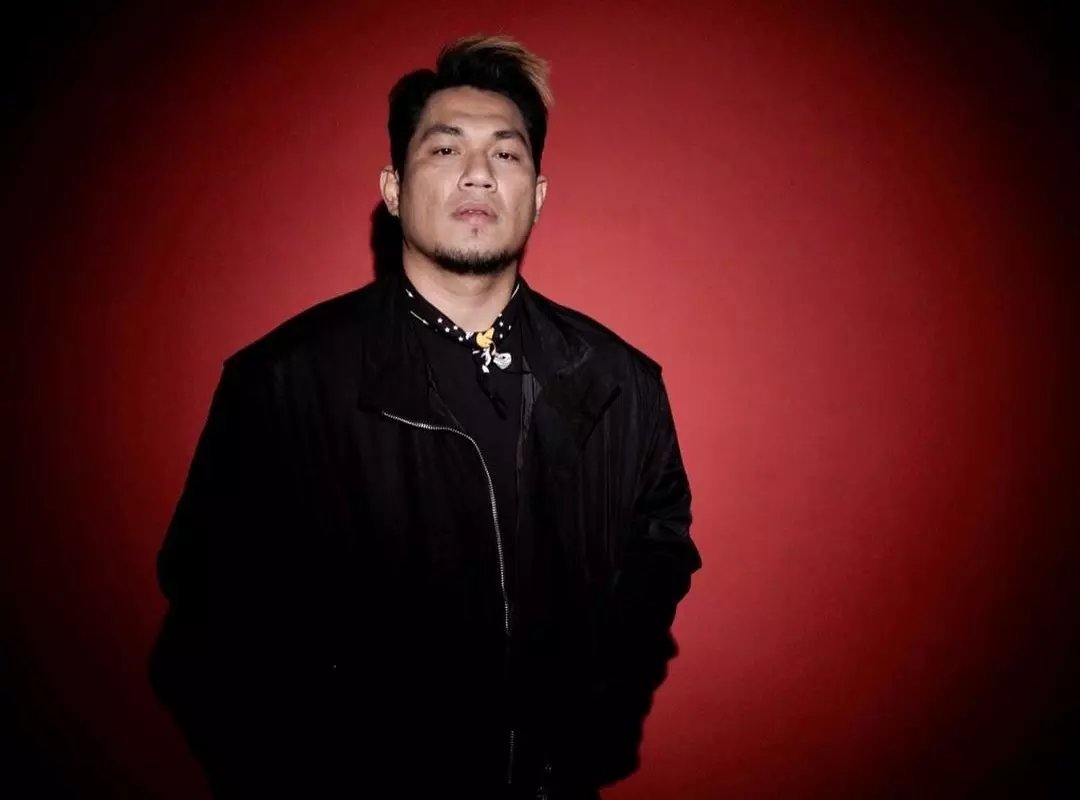 insidefolkative's tweet photo. RIzal Armada stop lagunya serentak saat lagi konser karena ngeliat yang bukan muhrim gendongan di pundak, diatas panggung ia bilang:

“Gua liat ada seorang perempuan yang naik keatas punggung laki-laki kalau bukan pasangan halalnya turun, 

gausah sok bully-bully (ucap ke penonton krn pada menyoraki). Bully itu bukan kebiasaan kita, kebiasaan kita itu ngutang terus ngilang oke.. 

gaada gendong gendongan, kalau bukan pasangan halal nya jangan.”

via: tiktok/awitarigan