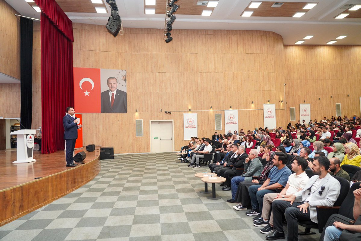 istanbulilmem's tweet photo. 🔺️ İl Millî Eğitim Müdürümüz Murat Mücahit Yentür, Millî Eğitim Akademisi Sultanahmet Eğitim ve Uygulama Merkezinde yürütülen “Akademi Kültür ve Sanat Uygulamaları” dersi kapsamında öğretmen adaylarımızla bir araya geldi.

“Yönetici Buluşmaları” çerçevesinde gerçekleşen programda İl Millî Eğitim Müdürümüz ; eğitim yönetimine dair birikimini, sahadan beslenen tecrübeleriyle birlikte paylaşarak öğretmen adaylarımızın mesleki yolculuklarına rehberlik etti. 

📍Fatih

@tcmeb @Yusuf__Tekin @MucahitYentur
