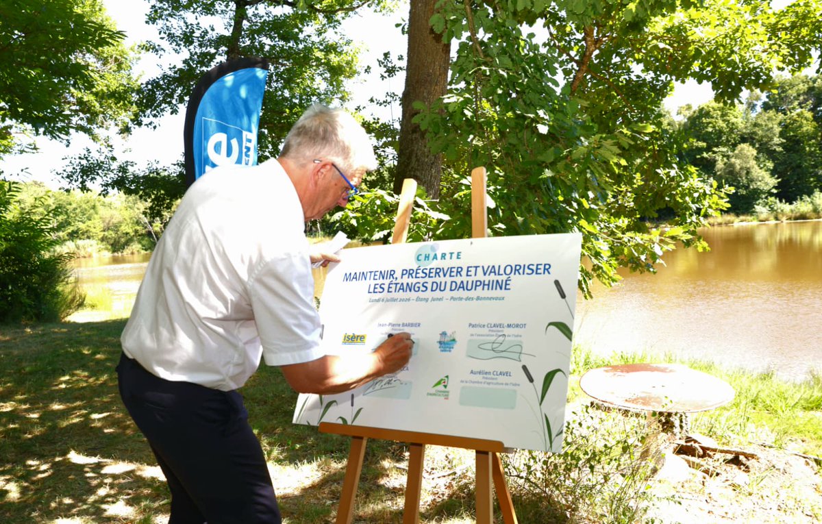 CDIsere's tweet photo. 🌿Le @CDIsere signe la charte des étangs pour préserver leur biodiversité et garantir une gestion durable de ces milieux précieux
La signature à l’étang Junel le 6/07 réitère le soutien aux propriétaires qui valorisent ce patrimoine naturel  
👉https://t.co/TxHVg4dMbn 
📷Breysse https://t.co/NaL1iZN2Ml