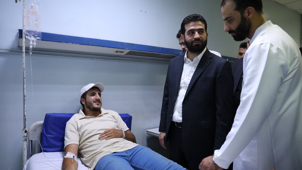 syrianmoi's tweet photo. زار وزير الداخلية المهندس أنس خطاب مشفيي المجتهد والشامي، للاطمئنان على الحالة الصحية للجرحى والمصابين جراء الانفجار الأخير.

واطّلع السيد الوزير، برفقة الكوادر الطبية، على أوضاع المصابين وسير تقديم الرعاية والعلاج، مشدداً على ضرورة توفير جميع الاحتياجات الطبية اللازمة، وتسخير الإمكانات كافة لضمان استكمال علاجهم حتى تماثلهم للشفاء.

#الجمهورية_العربية_السورية 
#وزارة_الداخلية