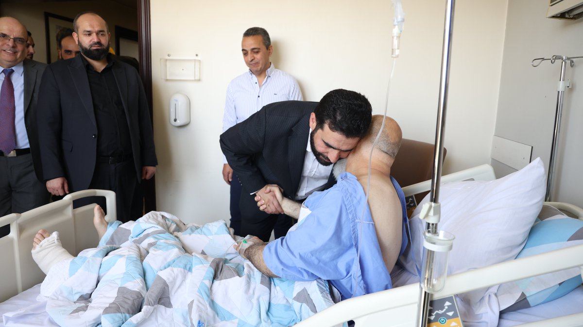 syrianmoi's tweet photo. زار وزير الداخلية المهندس أنس خطاب مشفيي المجتهد والشامي، للاطمئنان على الحالة الصحية للجرحى والمصابين جراء الانفجار الأخير.

واطّلع السيد الوزير، برفقة الكوادر الطبية، على أوضاع المصابين وسير تقديم الرعاية والعلاج، مشدداً على ضرورة توفير جميع الاحتياجات الطبية اللازمة، وتسخير الإمكانات كافة لضمان استكمال علاجهم حتى تماثلهم للشفاء.

#الجمهورية_العربية_السورية 
#وزارة_الداخلية