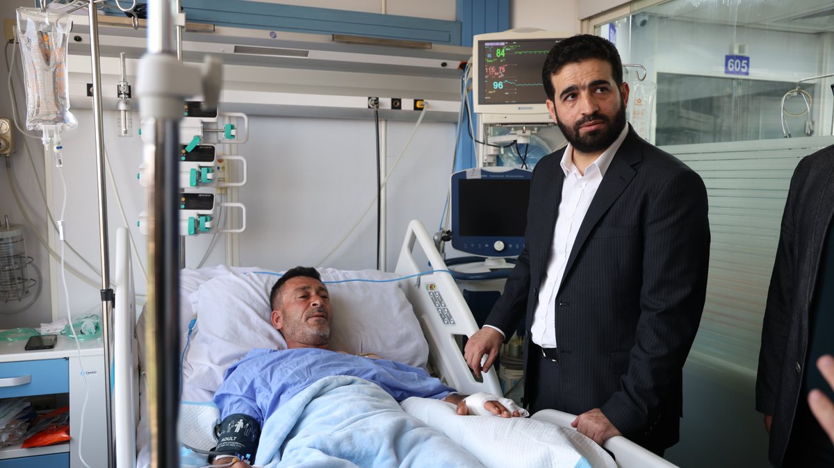 syrianmoi's tweet photo. زار وزير الداخلية المهندس أنس خطاب مشفيي المجتهد والشامي، للاطمئنان على الحالة الصحية للجرحى والمصابين جراء الانفجار الأخير.

واطّلع السيد الوزير، برفقة الكوادر الطبية، على أوضاع المصابين وسير تقديم الرعاية والعلاج، مشدداً على ضرورة توفير جميع الاحتياجات الطبية اللازمة، وتسخير الإمكانات كافة لضمان استكمال علاجهم حتى تماثلهم للشفاء.

#الجمهورية_العربية_السورية 
#وزارة_الداخلية