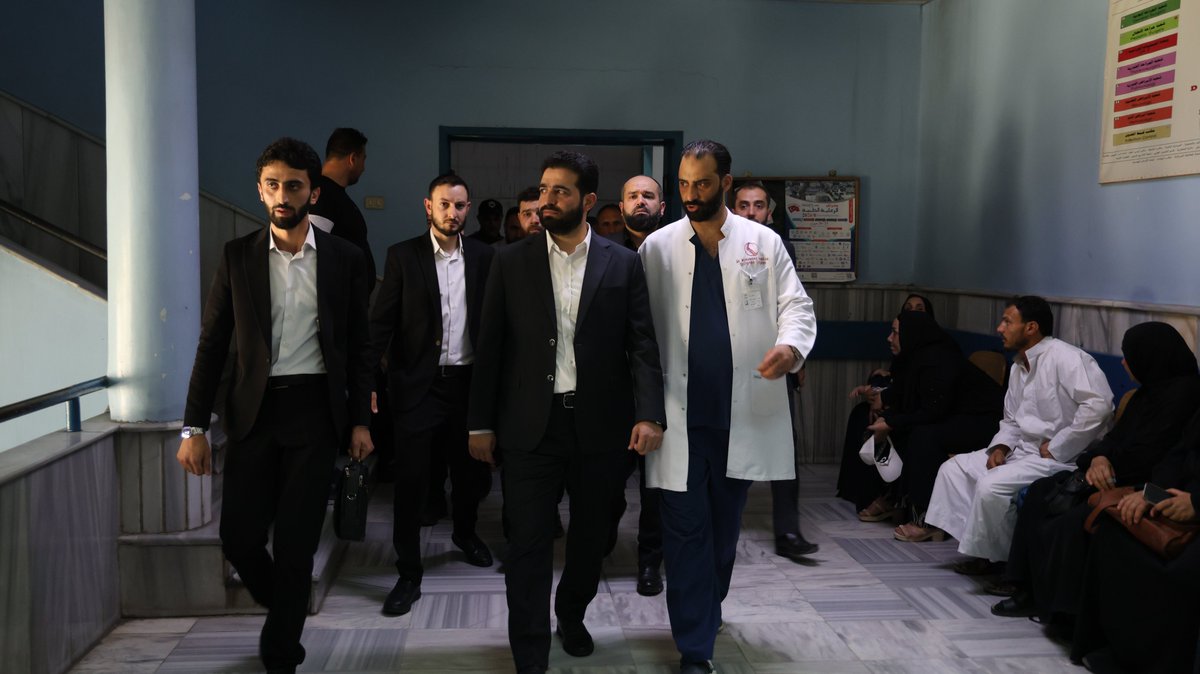 syrianmoi's tweet photo. زار وزير الداخلية المهندس أنس خطاب مشفيي المجتهد والشامي، للاطمئنان على الحالة الصحية للجرحى والمصابين جراء الانفجار الأخير.

واطّلع السيد الوزير، برفقة الكوادر الطبية، على أوضاع المصابين وسير تقديم الرعاية والعلاج، مشدداً على ضرورة توفير جميع الاحتياجات الطبية اللازمة، وتسخير الإمكانات كافة لضمان استكمال علاجهم حتى تماثلهم للشفاء.

#الجمهورية_العربية_السورية 
#وزارة_الداخلية