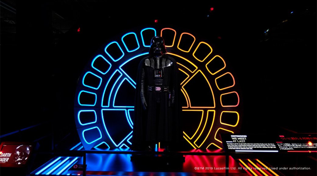 StarWarsRenmei's tweet photo. スター・ウォーズ50周年記念の大型展覧会が発表

「Star Wars: The Experience」は2027年2月より米・フィラデルフィアで初開催し、以降５年間で北米を巡回

ヴェイダーのアーマー、グローグー、R2-D2＆C-3PO、ドラマ小道具など70点以上を展示

日本でもいずれ開催されるか期待！ https://t.co/b8B4HQpL2l