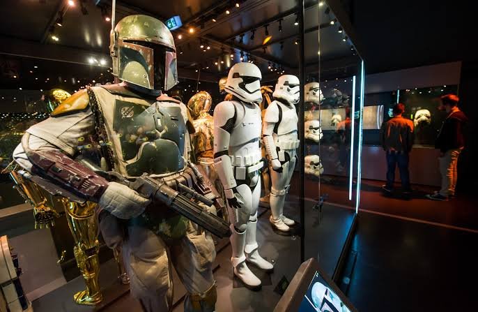 StarWarsRenmei's tweet photo. スター・ウォーズ50周年記念の大型展覧会が発表

「Star Wars: The Experience」は2027年2月より米・フィラデルフィアで初開催し、以降５年間で北米を巡回

ヴェイダーのアーマー、グローグー、R2-D2＆C-3PO、ドラマ小道具など70点以上を展示

日本でもいずれ開催されるか期待！ https://t.co/b8B4HQpL2l