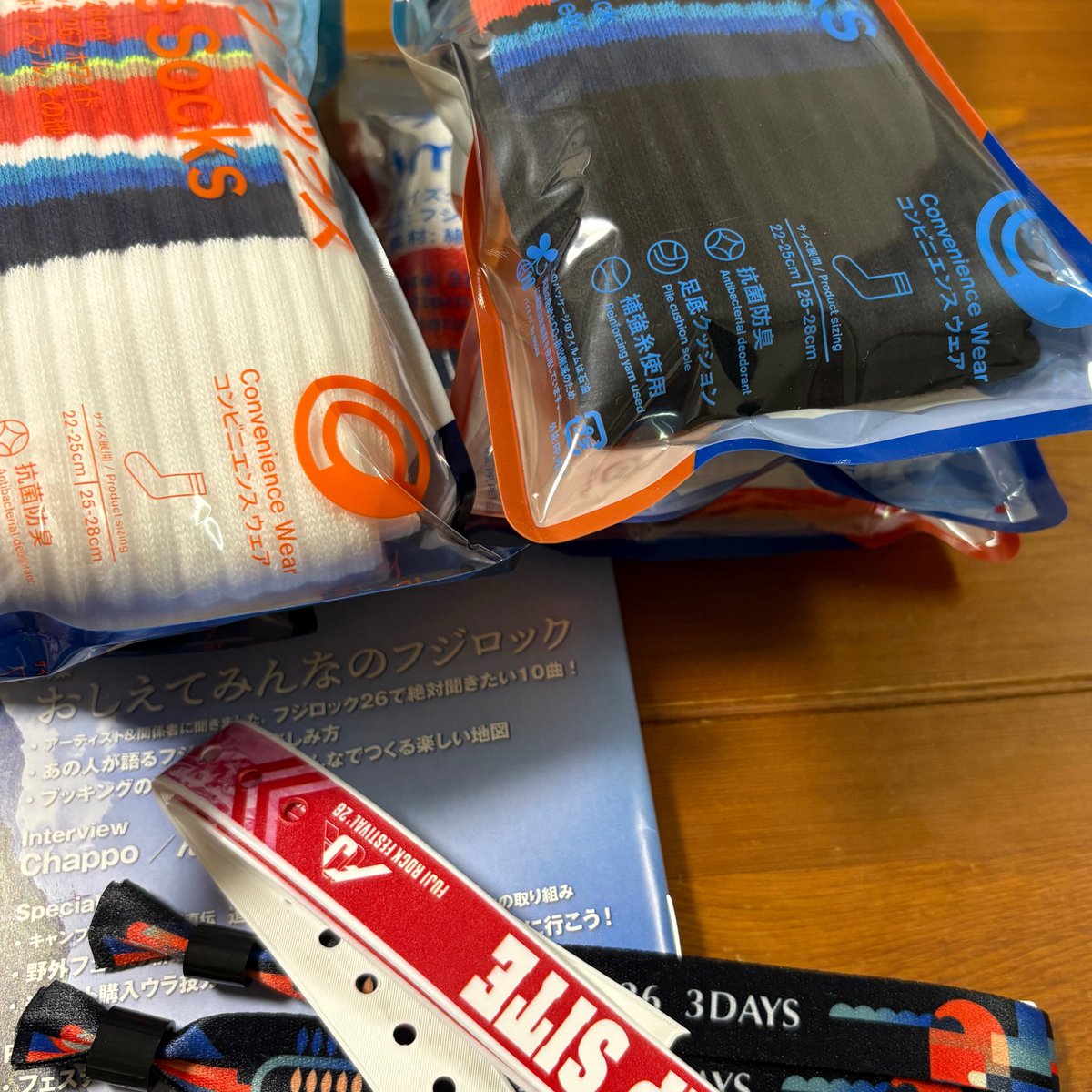 shavaibow's tweet photo. フジロックのチケット届いた！そしてファミマで靴下とタオル買ってきました🧦
準備そろそろ始めます。 https://t.co/IAJTRWEtK1