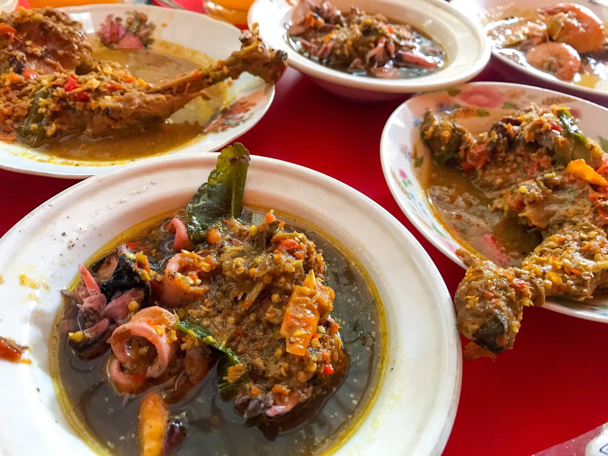 spring_cherry27's tweet photo. Selama mudik kemarin, banyak tempat lama yang aku datangi. Bukan cuma sekedar buat makan atau jalan-jalan, tapi lebih ingin bernostalgia.

Tempat kuliner yang satu ini adalah salah satu tempat makan legendaris di Kabupaten Malang, pelopor masakan pedas.
Disini ada puluhan menu makanan, dari ayam, seafood, bebek, menthok dll. Kalau gak suka masakan pedas tenang aja mereka juga jual makanan gak pedas.
Rasanya enak, pedasnya gak ganggu dan menghilangkan cita rasa masakannya.

Tempatnya luas, bersih, nyaman, parkirannya luas, dan ada mushallanya juga.