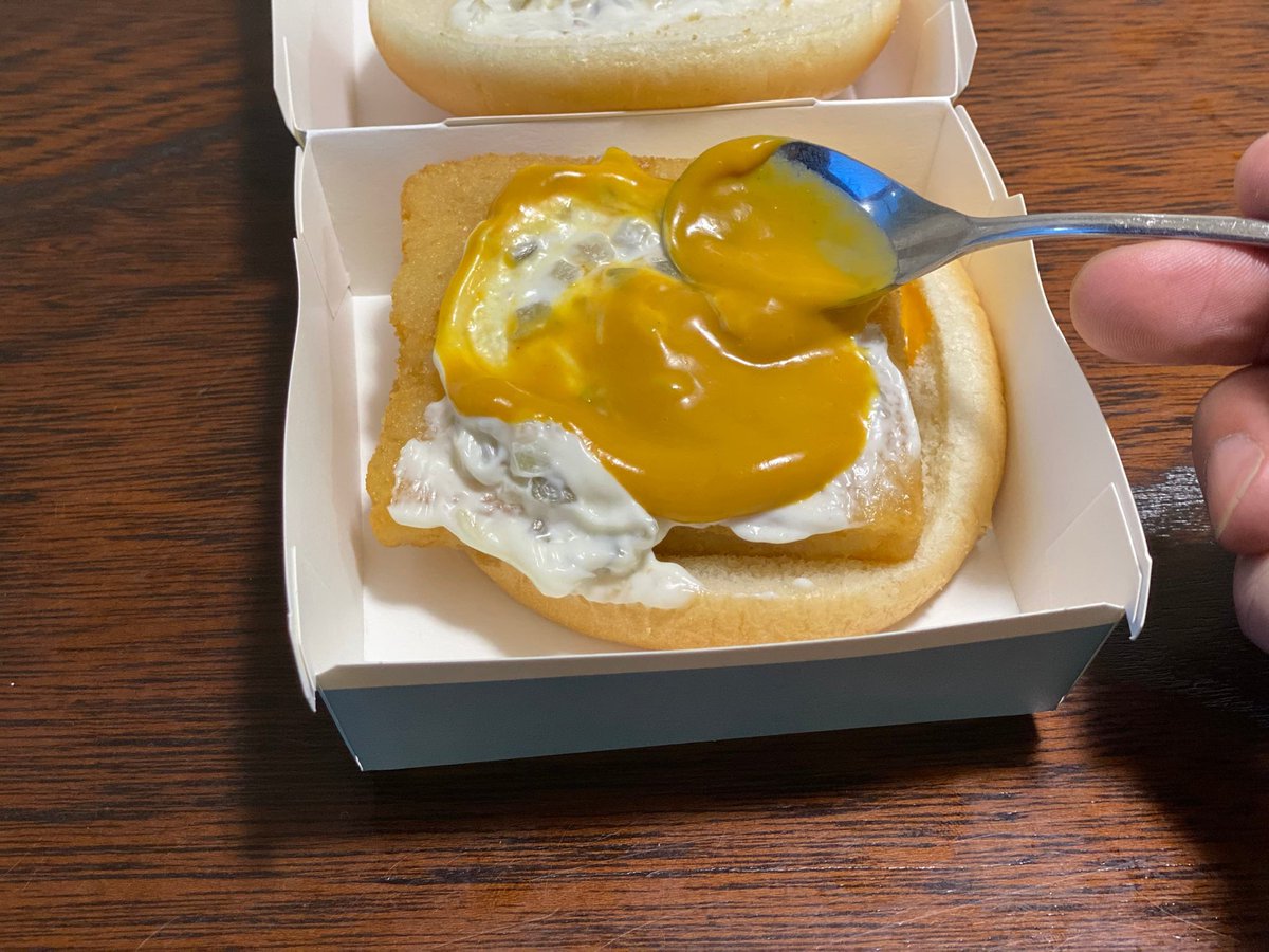 pirlo05050505's tweet photo. マックをめちゃくちゃ美味しくする簡単アレンジ
またまた思いついてしまいました

フィレオフィッシュに
マスタードソースをお好みで入れるだけ
マスタードソースは単品で50円で買えます

甘酸っぱさと水分が加わって
だいぶ印象変わります

ぜひお試しください

#トバフィレオ #秒レシピ https://t.co/3M0BEpPIi5