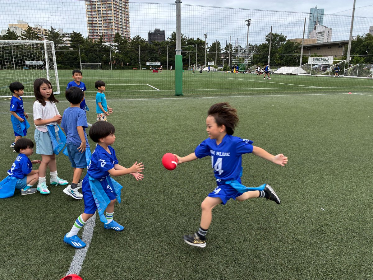bigbluefb_'s tweet photo. 三週間ぶりのMINI BLUEの練習は、沢山の新メンバーも加わりますます賑やかになりました。暑さも一休みで、充実した練習になりました。
MINI BLUEの活動詳細は、こちらをご覧下さい!
https://t.co/xvLUMRTsdn
#MINIBLUE #IBMBIGBLUE #海浜幕張 #FLAGFOOTBALL https://t.co/20dZhL4EmW