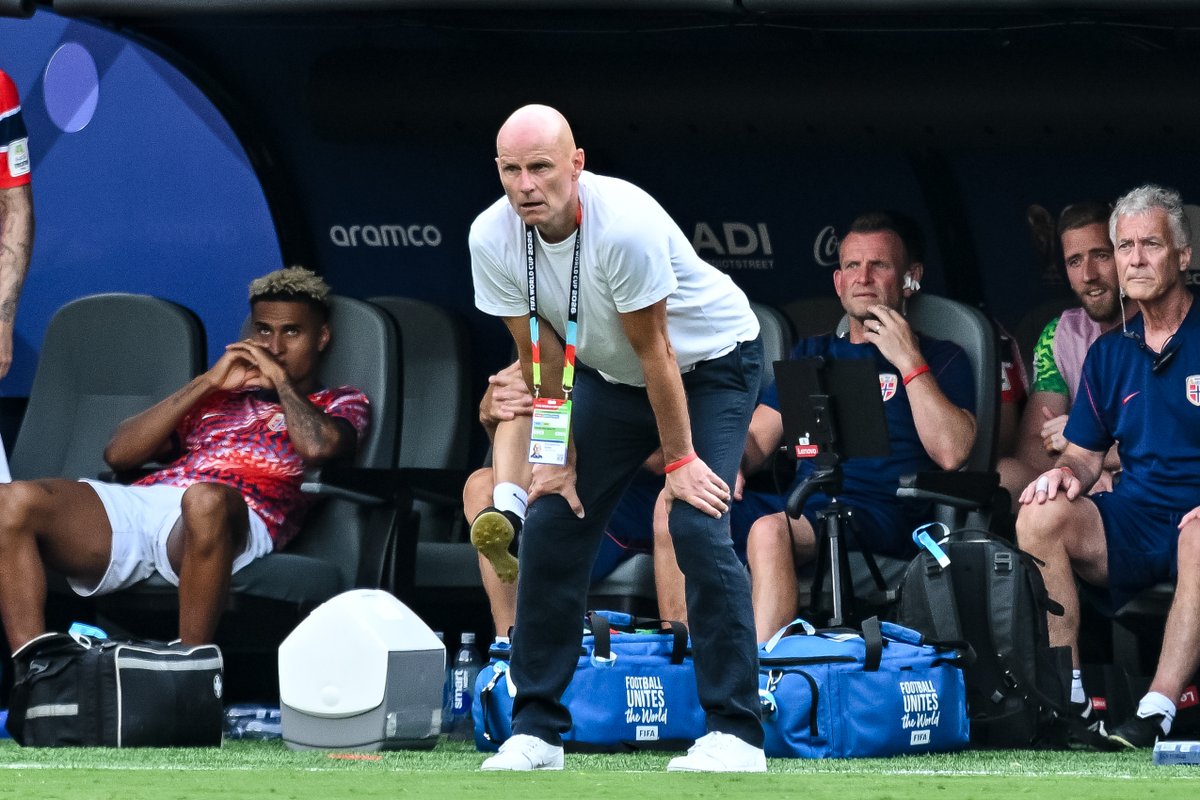 _BeFootball's tweet photo. 🚨 PLUSIEURS JOUEURS NORVÉGIENS MALADES AVANT D’AFFRONTER L’ANGLETERRE !! 🤒🇳🇴

Le sélectionneur Ståle Solbakken 🇳🇴  a révélé que 𝗽𝗹𝘂𝘀𝗶𝗲𝘂𝗿𝘀 𝗺𝗲𝗺𝗯𝗿𝗲𝘀 𝗱𝗲 𝘀𝗼𝗻 𝗴𝗿𝗼𝘂𝗽𝗲 𝘀𝗼𝘂𝗳𝗳𝗿𝗲𝗻𝘁 𝗱𝗲 𝗳𝗶𝗲̀𝘃𝗿𝗲, 𝗱𝗲 𝘁𝗼𝘂𝘅 𝗼𝘂 𝗱𝗲 𝘀𝘆𝗺𝗽𝘁𝗼̂𝗺𝗲𝘀 𝗹𝗶𝗲́𝘀 𝗮̀ 𝘂𝗻 𝘃𝗶𝗿𝘂𝘀 à 4 jours du quart de finale 😱😷

Le technicien norvégien estime que cette situation s’explique en partie par 𝗹𝗲𝘀 𝘃𝗼𝘆𝗮𝗴𝗲𝘀, 𝗹𝗮 𝗰𝗹𝗶𝗺𝗮𝘁𝗶𝘀𝗮𝘁𝗶𝗼𝗻 𝗲𝘁 𝗹𝗮 𝘃𝗶𝗲 𝗲𝗻 𝗰𝗼𝗹𝗹𝗲𝗰𝘁𝗶𝘃𝗶𝘁𝗲́ durant la Coupe du Monde ❄️✈️

(CP)