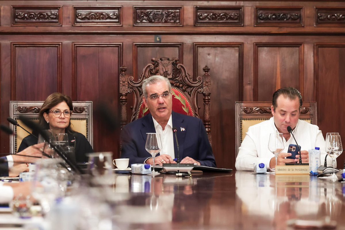 SIEGOBRD's tweet photo. El superintendente de Electricidad, @andresastacio79 participó en la reunión del Consejo de Ministros encabezada por el presidente @luisabinader en la que fue conocida la Política Presupuestaria 2027. https://t.co/6dvIEC2IGz