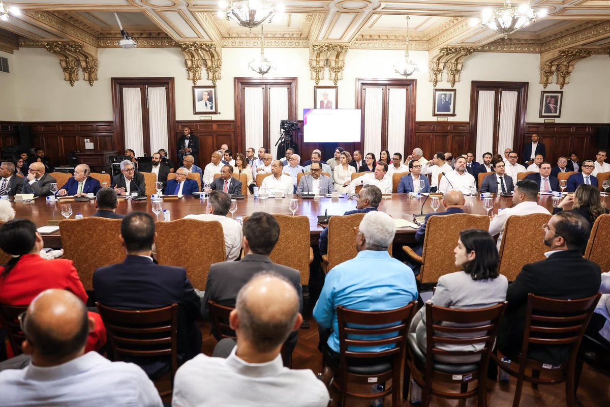 SIEGOBRD's tweet photo. El superintendente de Electricidad, @andresastacio79 participó en la reunión del Consejo de Ministros encabezada por el presidente @luisabinader en la que fue conocida la Política Presupuestaria 2027. https://t.co/6dvIEC2IGz