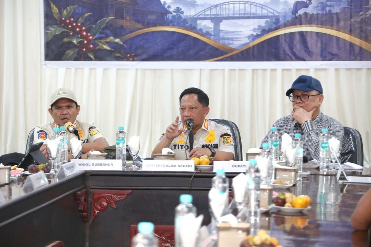LambeSahamjja's tweet photo. respon pemerintah soal warga patungan bangun jalan & jembatan di aceh meriah: 
- tito akan kirim tim untuk bantu mengawasi
- pemerintah apresiasi swadaya warga perbaiki jalan
- jembatan enang-enang dinilai belum aman untuk kendaraan berat
- pu akan perkuat struktur jembatan, tetap difungsikan karena nilai historisnya
- selama perbaikan, siapkan jalan alternatif lewat werlah (dilebarkan & ditingkatkan kualitasnya)
- akan adakan rapat pembangunan jembatan permanen, waktu menyusul