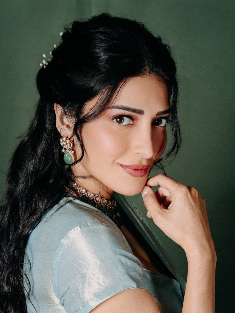 azhagigalulagam's tweet photo. Beautiful pictures : @shrutihaasan 🥰🫠 1/3 👇👇👇

#shrutihaasan #shruti https://t.co/9MhISbEoCm