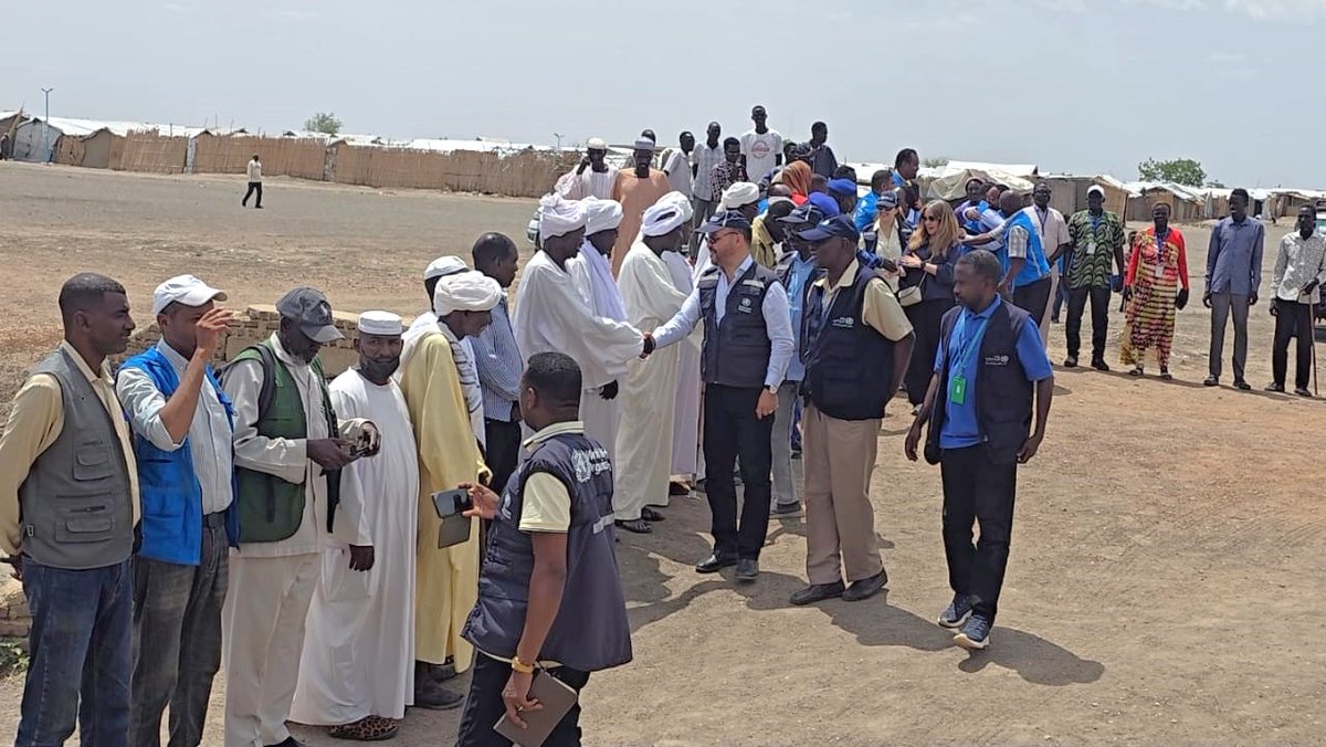 whosudan's tweet photo. In Kosti &amp; Rabak, White Nile, @Refugees' @RaoufMazou &amp; @WHO's @DrShible visited refugee &amp; IDP camps where they observed massive health needs among the displaced &amp; host communities, which is stretching the health system.
This calls for an all-inclusive integrated health response. https://t.co/EGwwTwpp5H