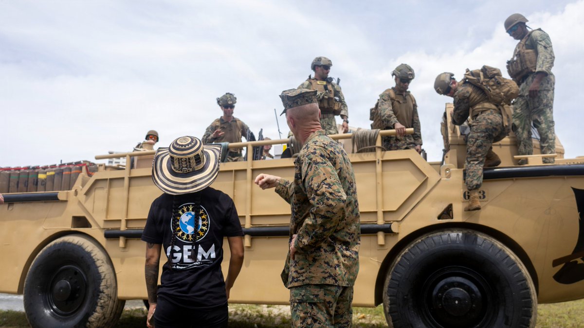 Southcom's tweet photo. Delivering assistance for the Venezuelan people:
U.S. Marine Corps Maj. Gen. Kevin Jarrard, right, and Kathy Calderon, a member of Global Empowerment Mission, prepare to receive supplies from a U.S. Navy lighter, amphibious, resupply, cargo vehicle assigned to USS Fort Lauderdale (LPD 28) in La Guaira, Venezuela, July 5, 2026.

At the direction of #SOUTHCOM, U.S. military forces are supporting @StateDept-led U.S. government relief operations following the devastating earthquakes that struck the nation on June 24, 2026.

@DeptofWar @The24MEU @USMC @USNavy @USForeignAssist @USAenEspanol @usembassyve