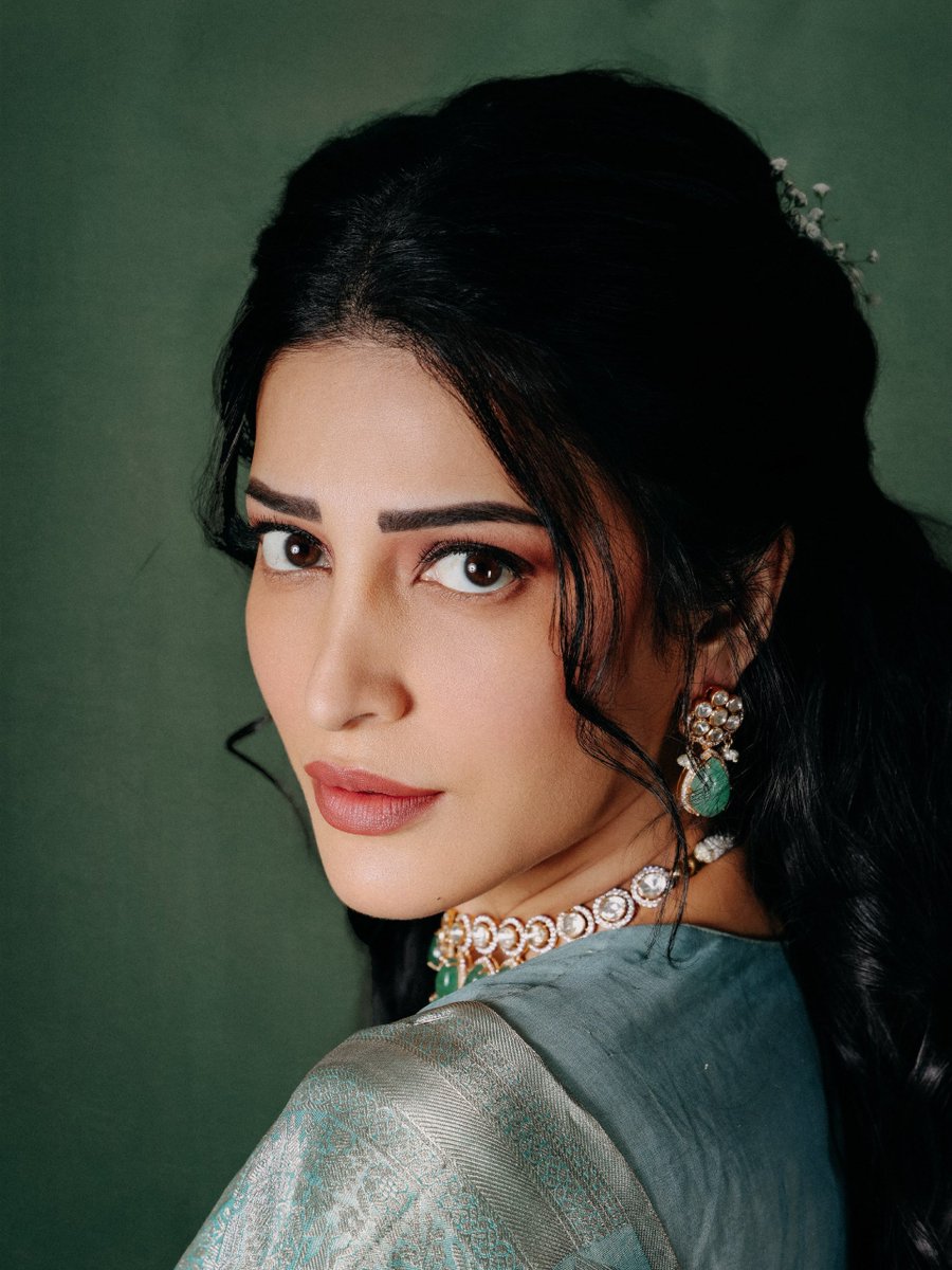 azhagigalulagam's tweet photo. Beautiful pictures : @shrutihaasan 🥰🫠 1/3 👇👇👇

#shrutihaasan #shruti https://t.co/9MhISbEoCm