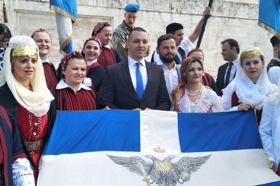 stalinopoulos's tweet photo. Ο άριος νεοναζί Κλασιδιάρης είναι ο πιο μαύρος στην φωτογραφία https://t.co/rTjN5lKn7W