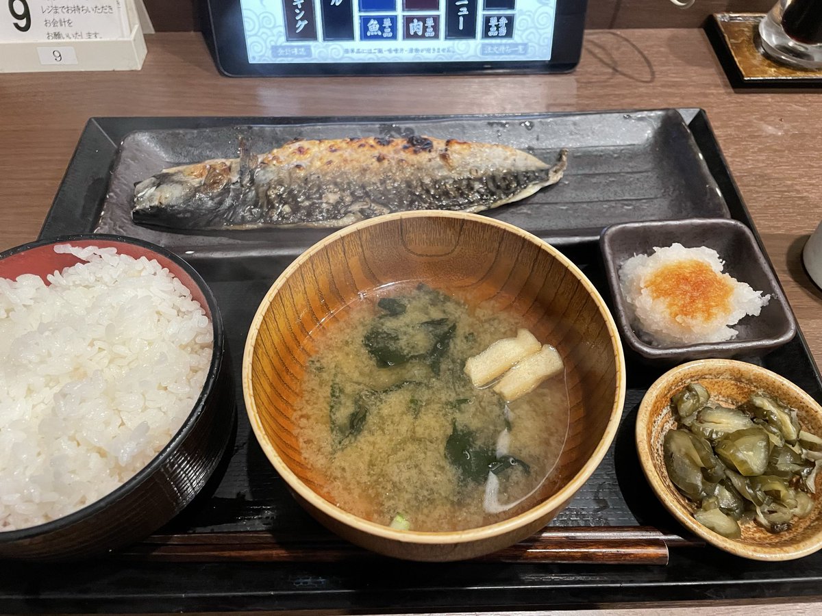 Always2452L's tweet photo. 魚が遠いと食べにくいので今日からトレイを180度回転させて食べるようにした（どうでもいい）笑 https://t.co/ZgfIBiYMQd
