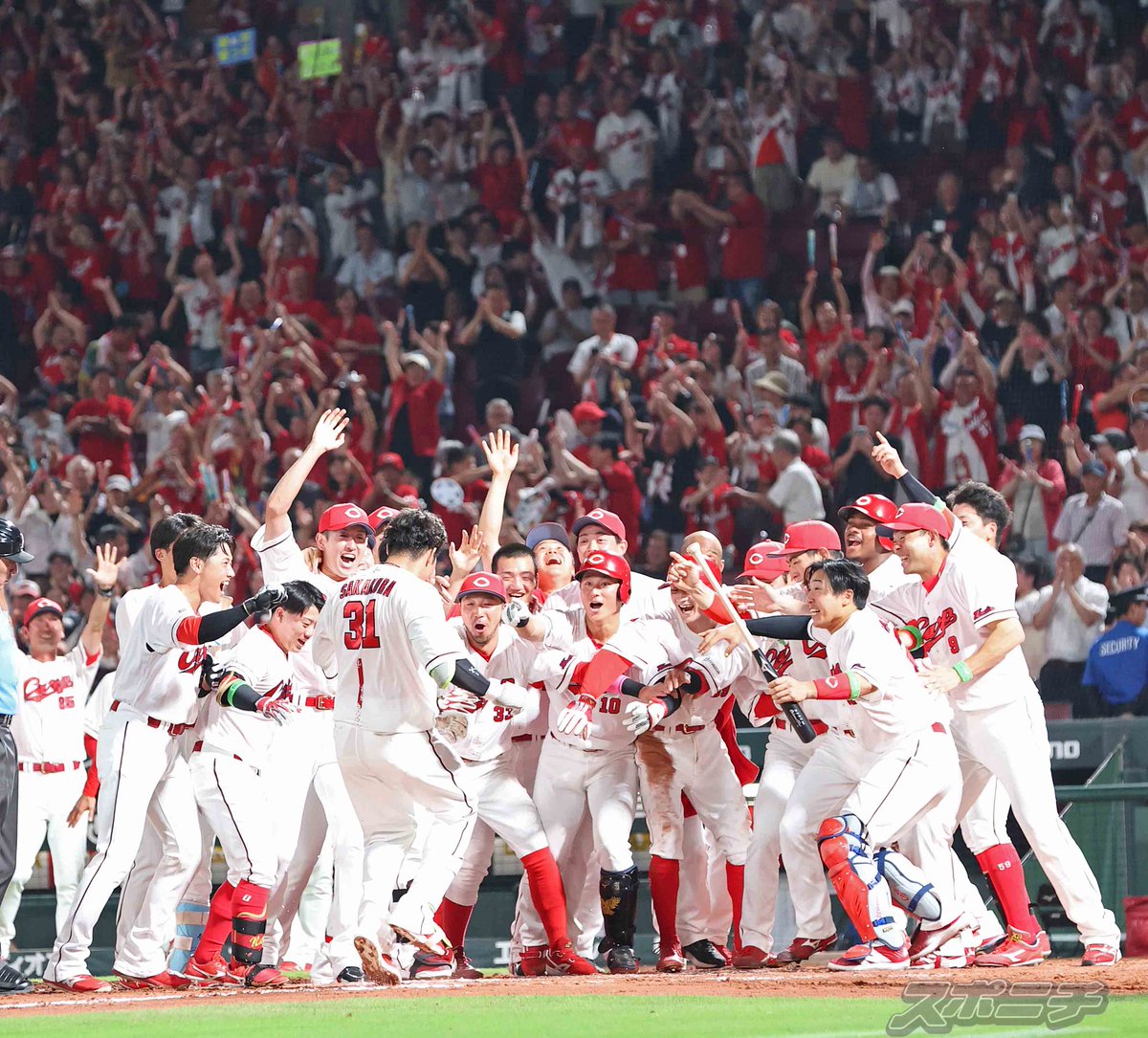 Sponichi_Carp's tweet photo. #ヤクルト にサヨナラ勝ち～！
#坂倉将吾 選手のサヨナラ本塁打で劇的な勝利でした！ https://t.co/j8fzeDXudi