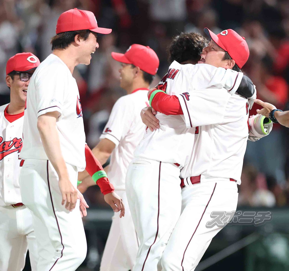 Sponichi_Carp's tweet photo. #ヤクルト にサヨナラ勝ち～！
#坂倉将吾 選手のサヨナラ本塁打で劇的な勝利でした！ https://t.co/j8fzeDXudi