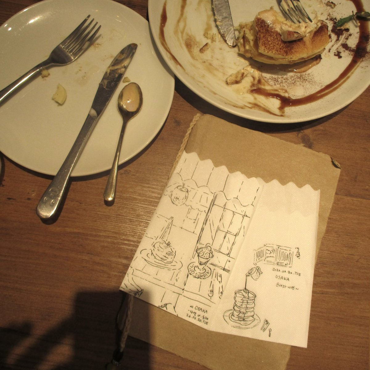 shellcherrypill's tweet photo. yoonchae sketching the dessert they had on a napkin (even tho she has her sketchbook with her) https://t.co/Johhik6TaX