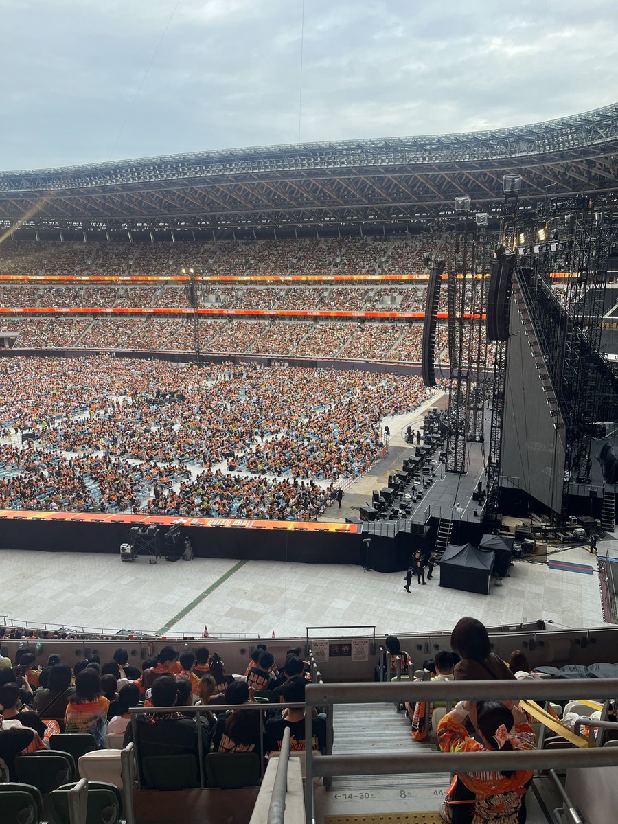asukarakirei's tweet photo. 息子が先着ゲットしてくれてオーラス注釈付き行ってきたんですよ
ほんとのほんとの端っこだったけど、この空間にいられて幸せだったし
夢だったのかな？と思うくらい https://t.co/hujcjGVJOt
