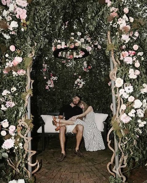 updateswiftbr's tweet photo. A revista People revelou que Taylor Swift usou dois vestidos em seu casamento com Travis Kelce, um para a cerimônia e outro para a recepção. https://t.co/4PfFyndbqT