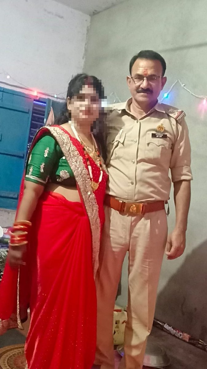 hindipatrakar's tweet photo. UP- बरेली के दारोगा नरेश बाबू एक फरियादी पर लट्टू हो गये. उससे इश्क का नाटक किया और 11 महीने से उसका यौन शोषण कर रहे थे. 

युवती का अपने पति से विवाद था. दारोगा जी ने उसे मुकदमेंबाजी के बजाय पुलिस की नौकरी पर फोकस करने को कहा. आरोप है कि प्रेयसी को नौकरी का झांसा दिया और दोस्ती की आड़ में उसका यौन शोषण किया.  वायदा किया कि पत्नी से तलाक के बाद उससे शादी करेगें. मगर सब कुछ लूट लेने के बाद दारोगा जी प्रेयसी से कन्नी काट ली.