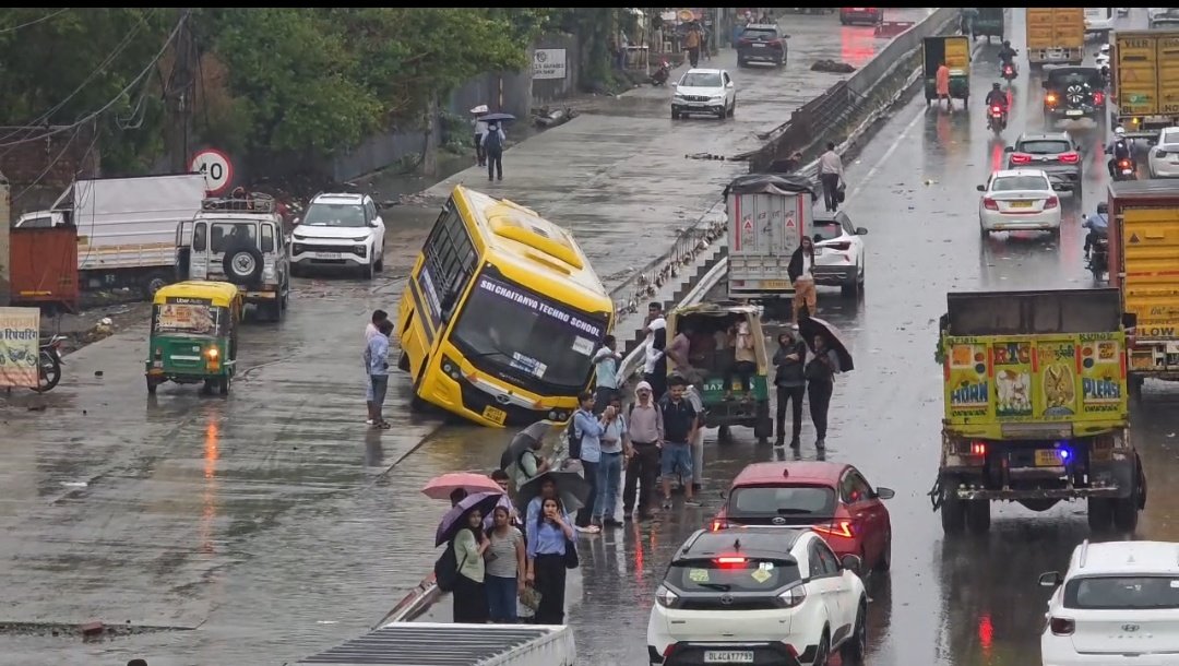 Saumyacritic's tweet photo. मिलेनियम सिटी में विकास! 
@RaoNarbir
@DC_Gurugram
@NayabSainiBJP

#gurugramrain #monsoon https://t.co/1j2df23tWy